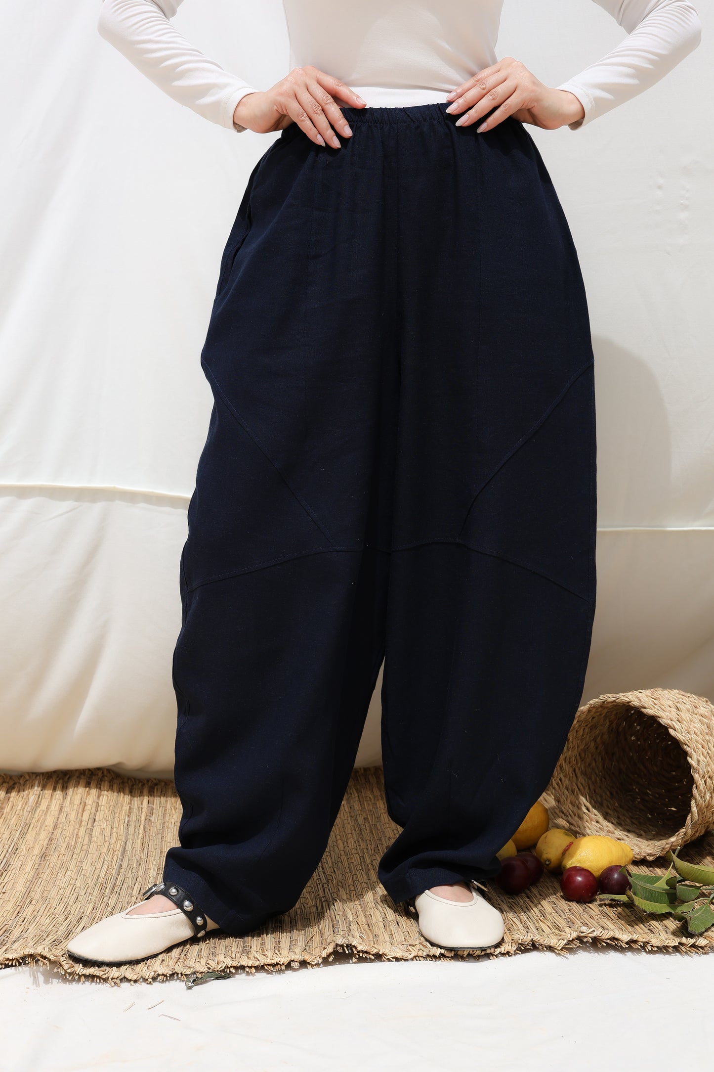 Barrel-leg Linen Pants in Navy Blue
