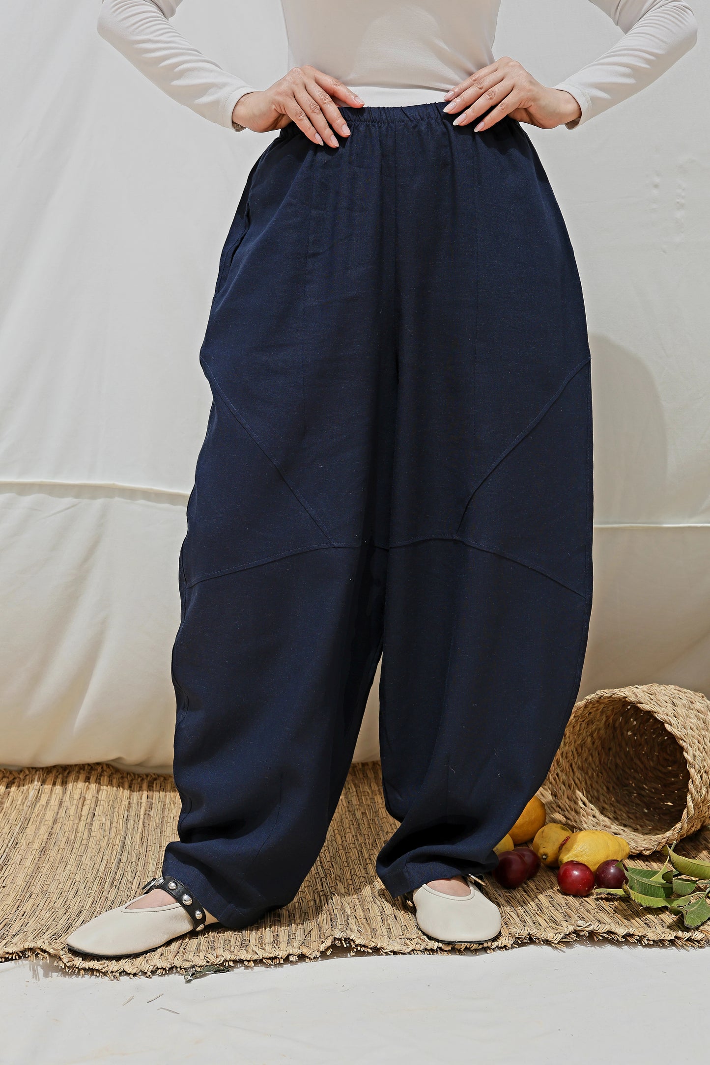 Barrel-leg Linen Pants in Navy Blue