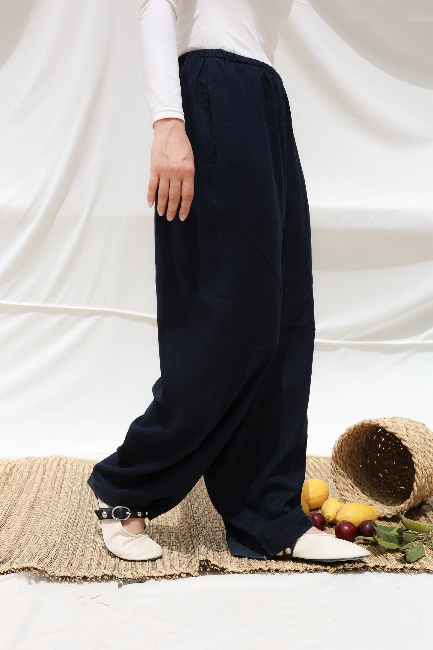 Barrel-leg Linen Pants in Navy Blue
