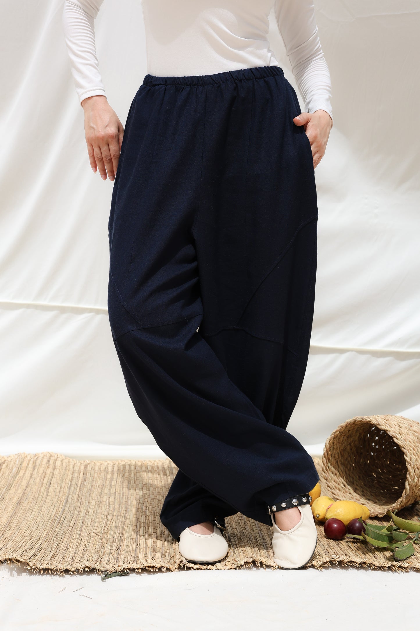 Barrel-leg Linen Pants in Navy Blue