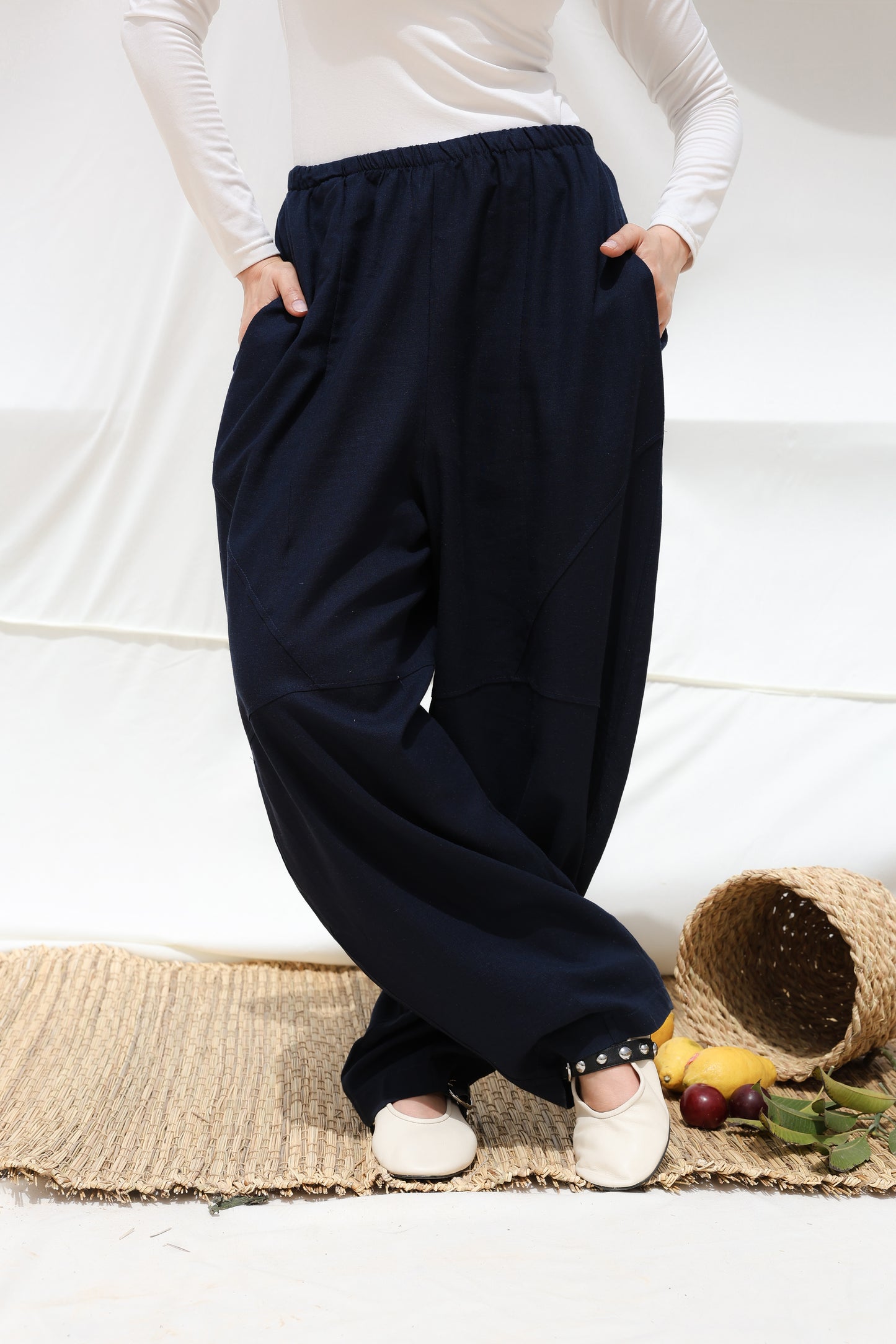 Barrel-leg Linen Pants in Navy Blue
