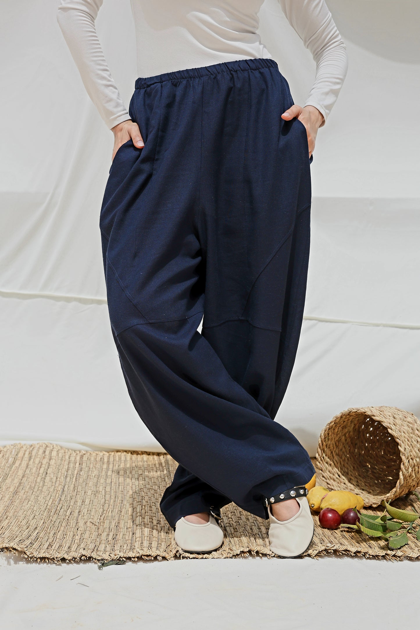 Barrel-leg Linen Pants in Navy Blue