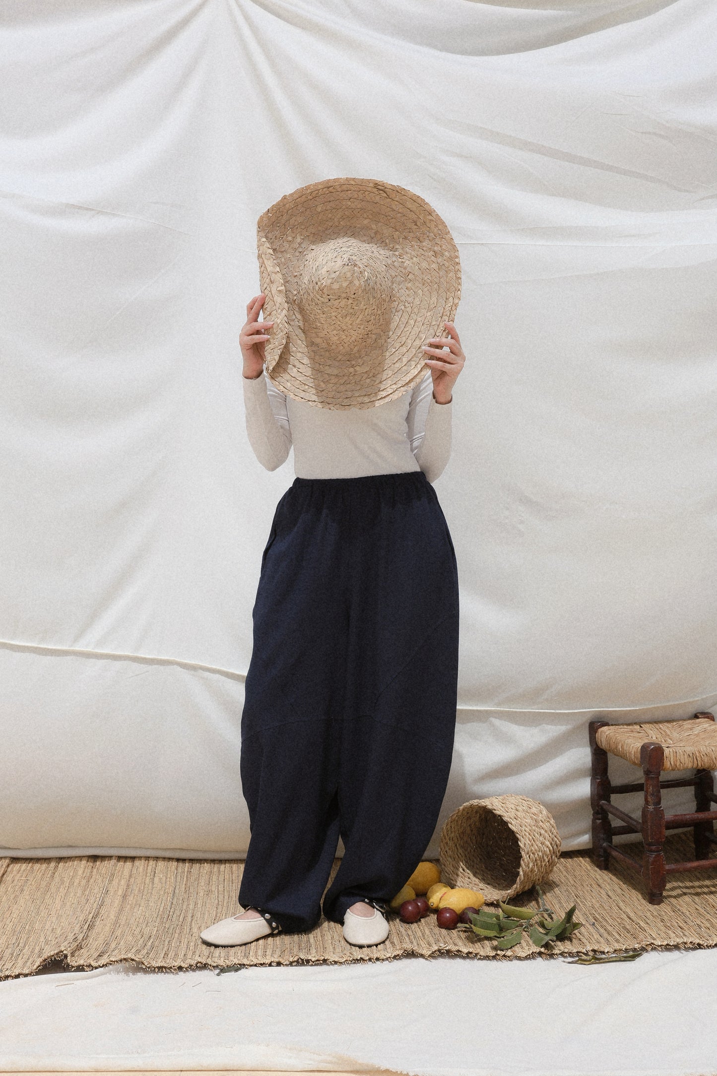 Barrel-leg Linen Pants in Navy Blue