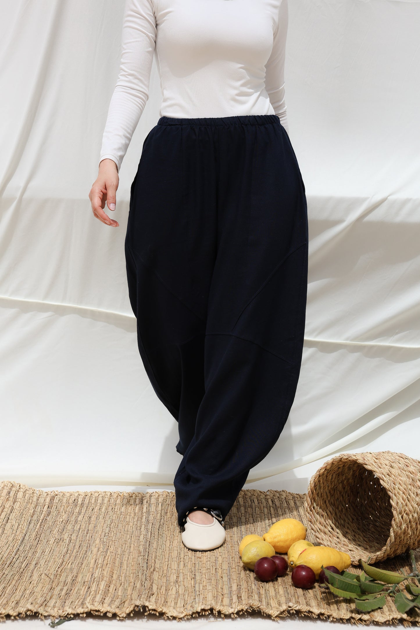 Barrel-leg Linen Pants in Navy Blue
