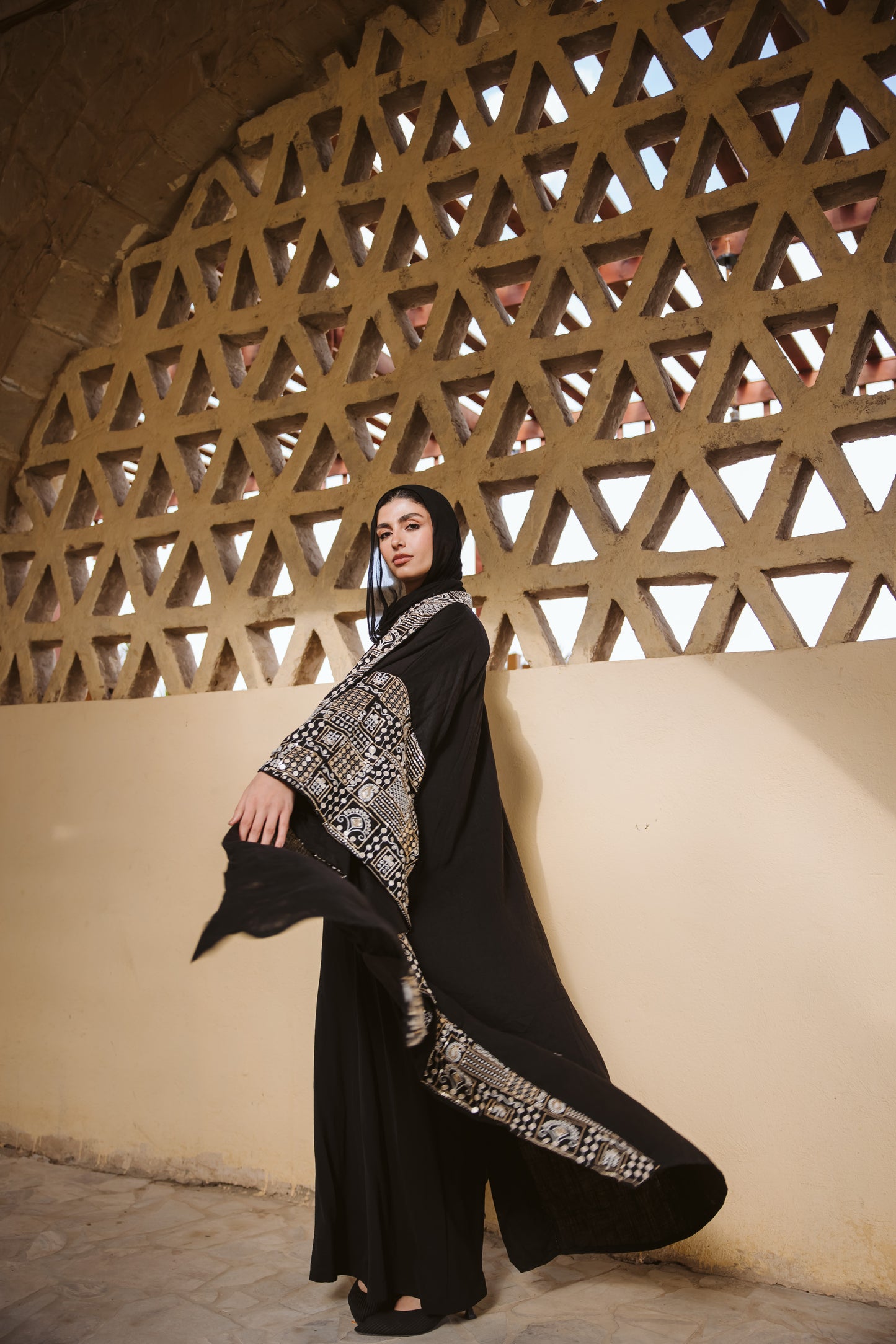 Zumuruda Kaftan in Black