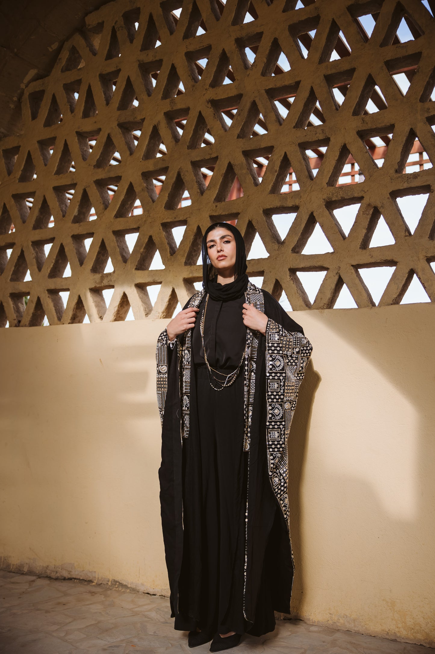 Zumuruda Kaftan in Black