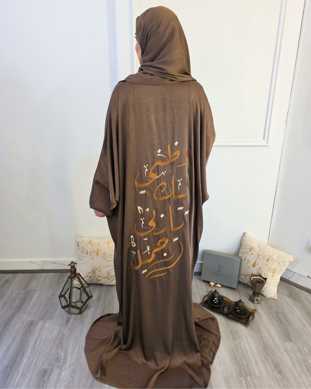 Calligraphy Embroidery Isdal in Café