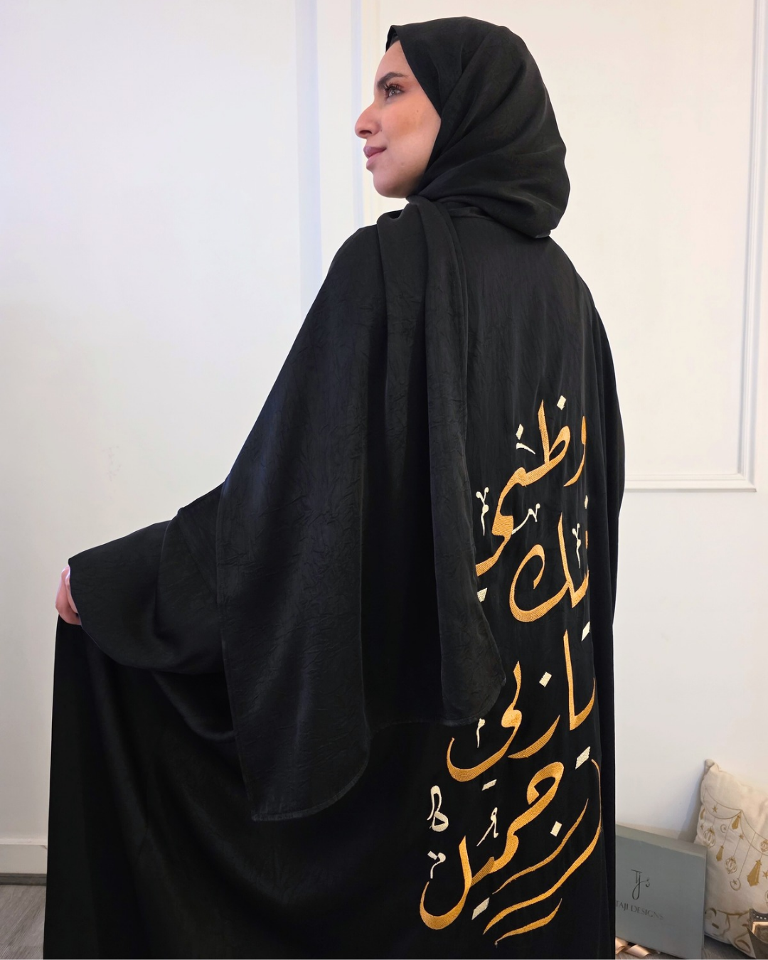 Calligraphy Embroidery Isdal in Black