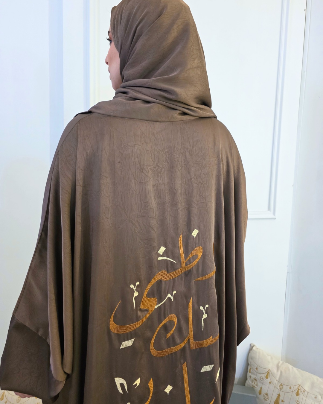 Calligraphy Embroidery Isdal in Café