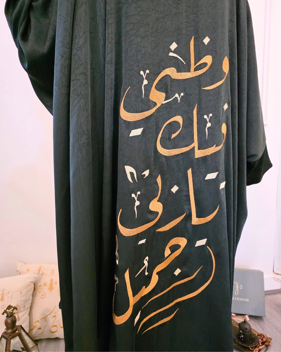 Calligraphy Embroidery Isdal in Olive