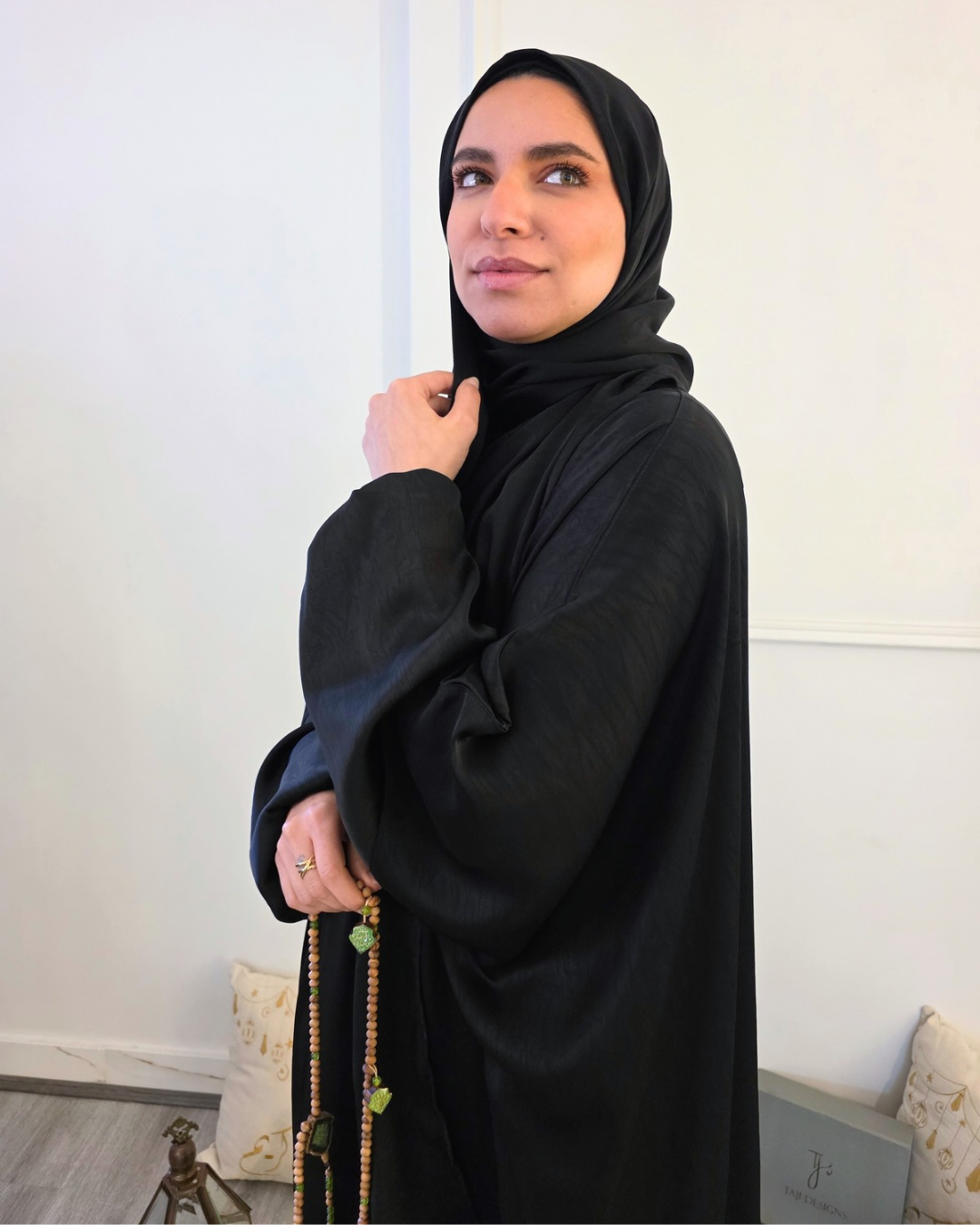 Calligraphy Embroidery Isdal in Black